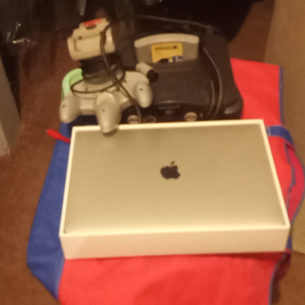 2020 Apple MacBook Air w/ M1 Chip+ Vintage Nintendo 64 w/ Controller